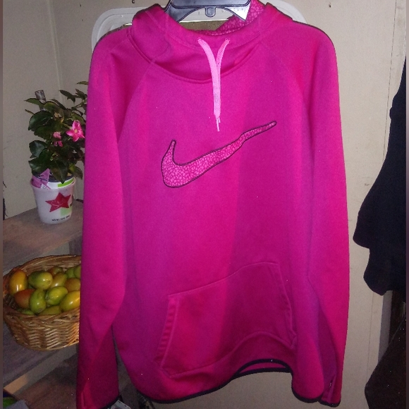Nike Tops - Nike therma-fit sweatshirt
